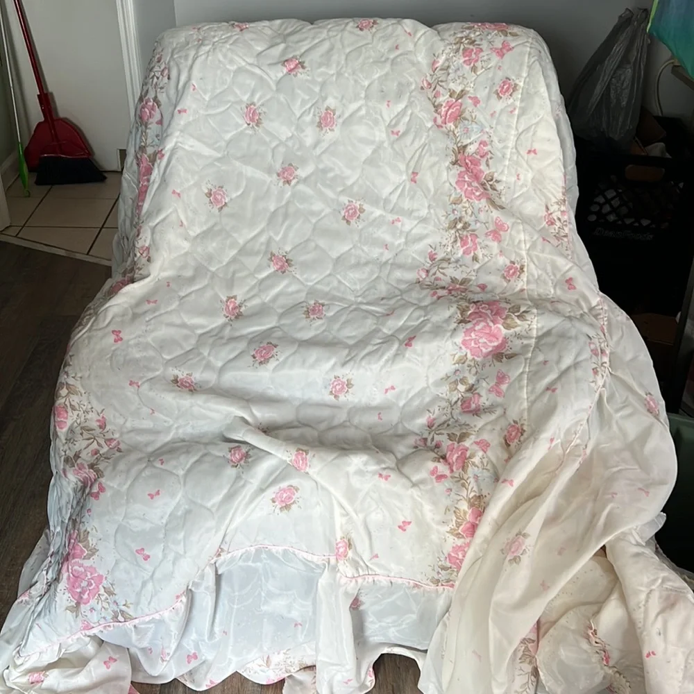Set: 2 standard pillow cases & 1 comforter: white, pink flowers and butterflies